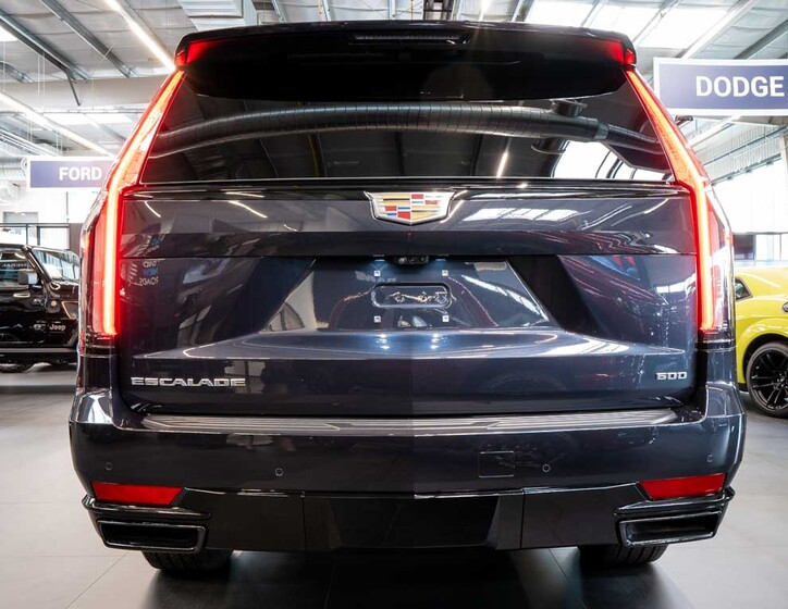 Cadillac Escalade 4