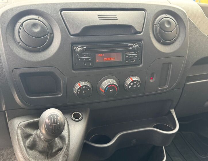 Nissan NV400 10