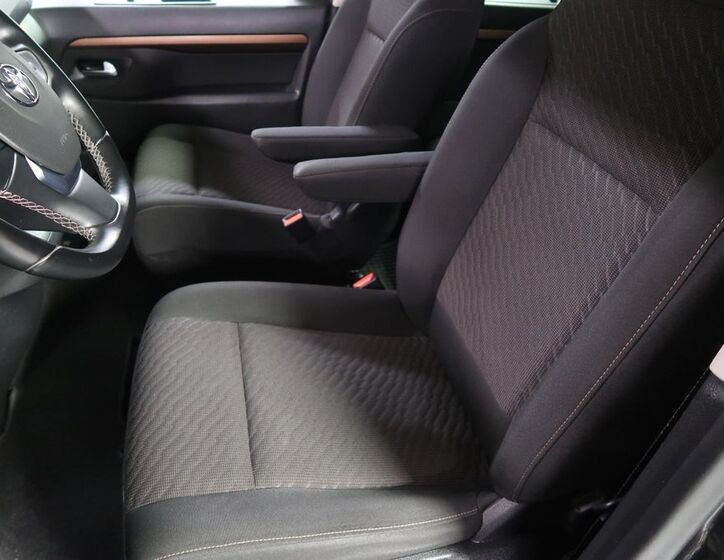 Toyota ProAce 9