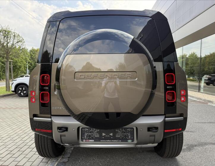 Land Rover Defender 9