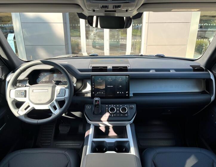 Land Rover Defender 11