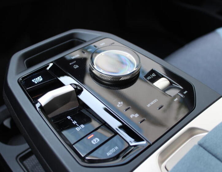 BMW iX 19
