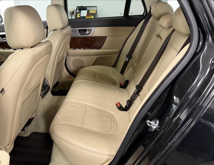 Jaguar XF 10