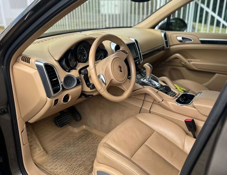Porsche Cayenne 8