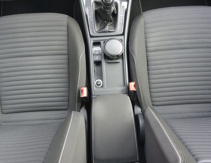 Volkswagen Golf 23