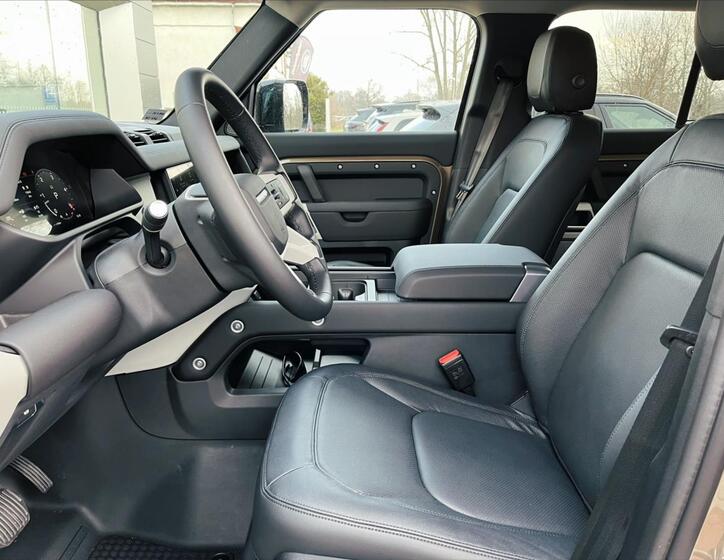 Land Rover Defender 8