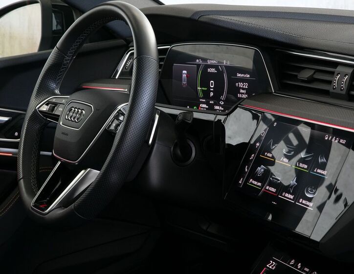 Audi e-tron 16