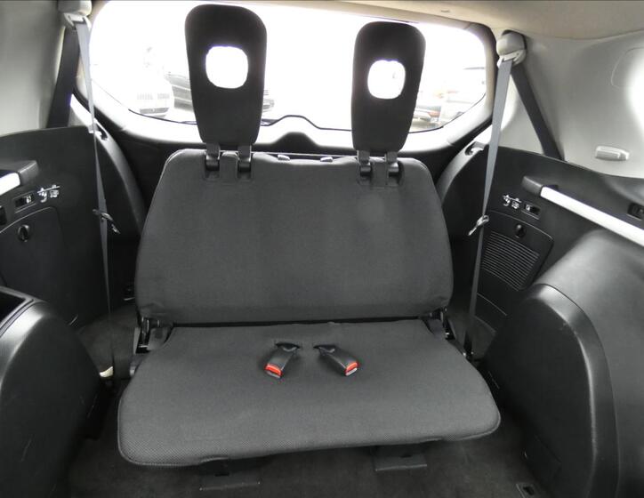 Peugeot 4007 12