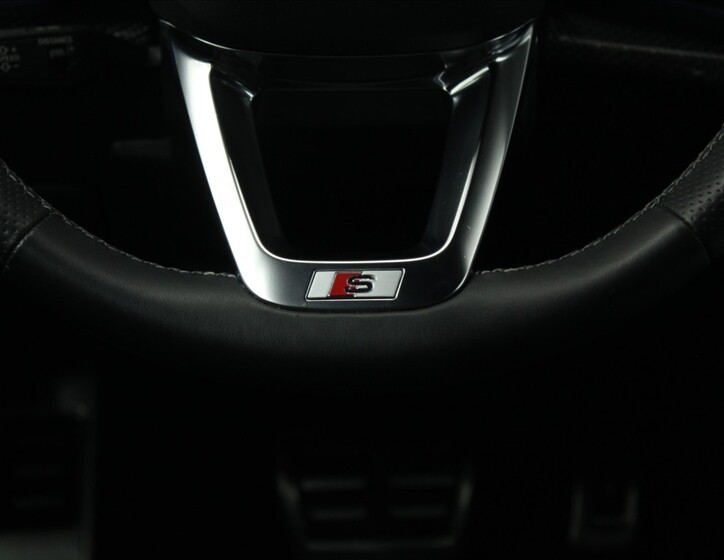 Audi Q8 24