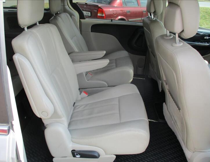 Chrysler Town & Country 14