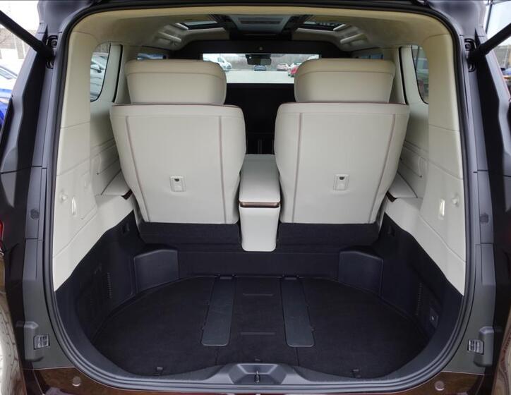 Lexus LM 350h 15