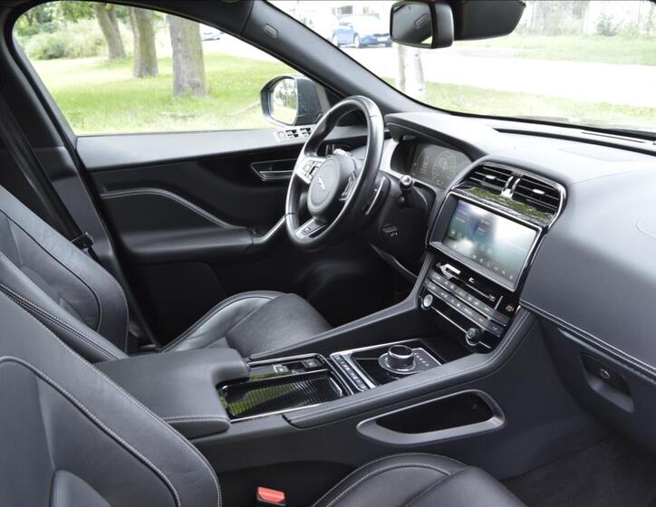 Jaguar F-Pace 14