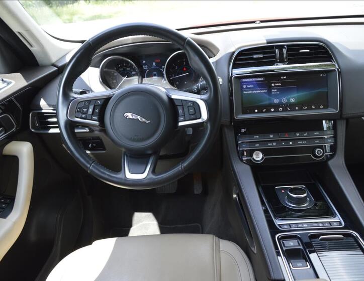 Jaguar F-Pace 10