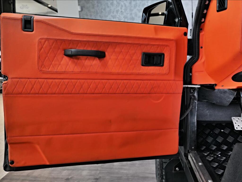 Land Rover Defender 9