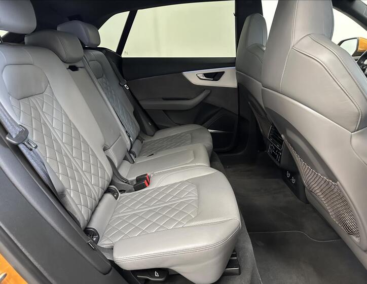 Audi Q8 23