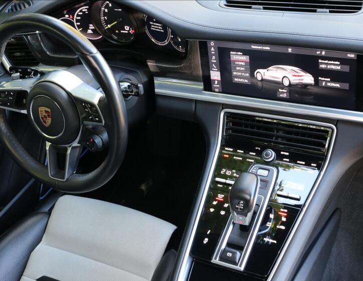 Porsche Panamera 67