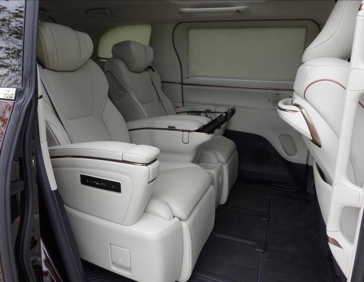 Lexus LM 350h 15