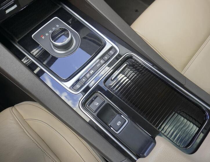 Jaguar F-Pace 21
