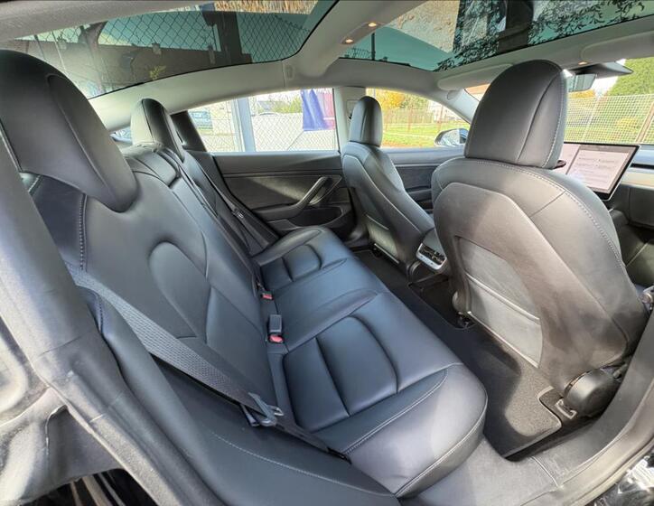 Tesla Model 3 32