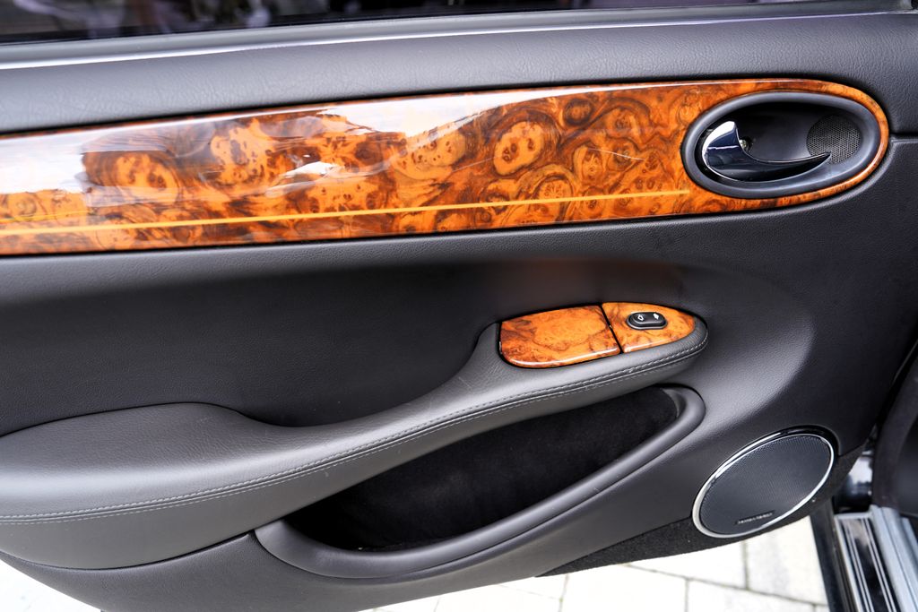 Jaguar XJR