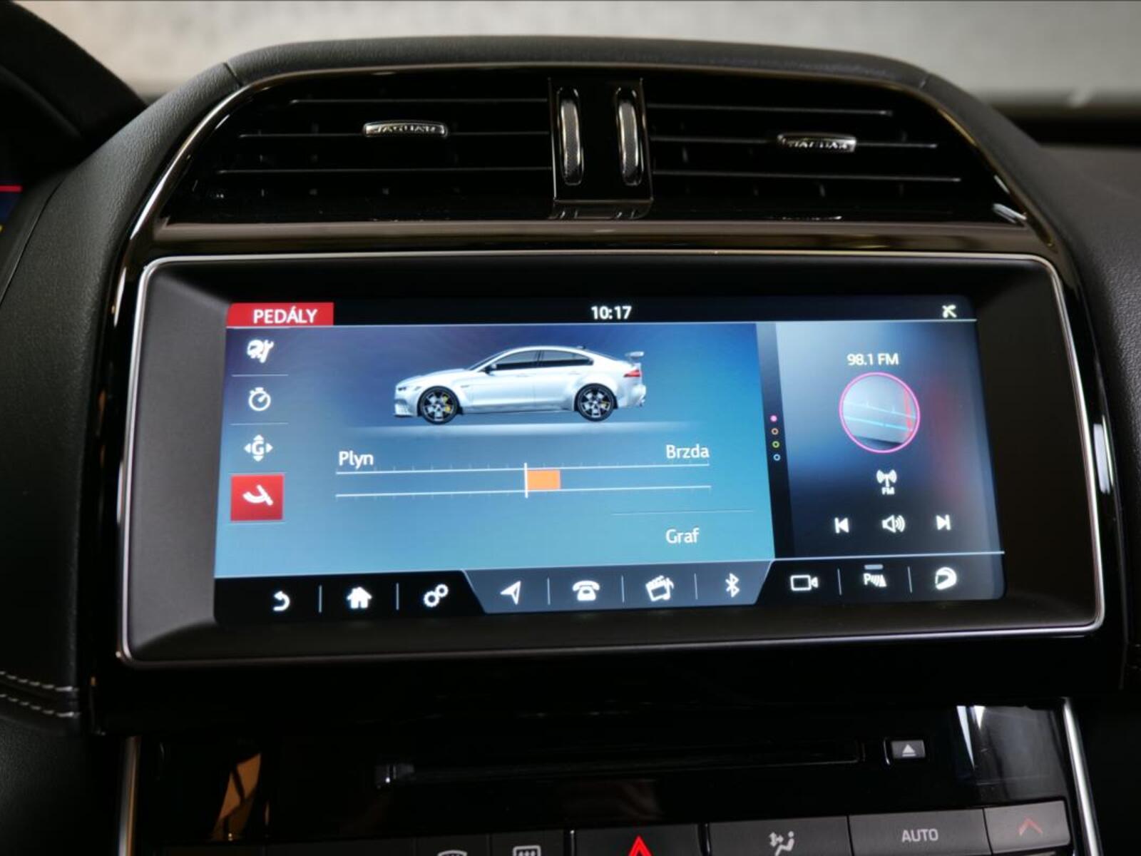 Jaguar XE 32