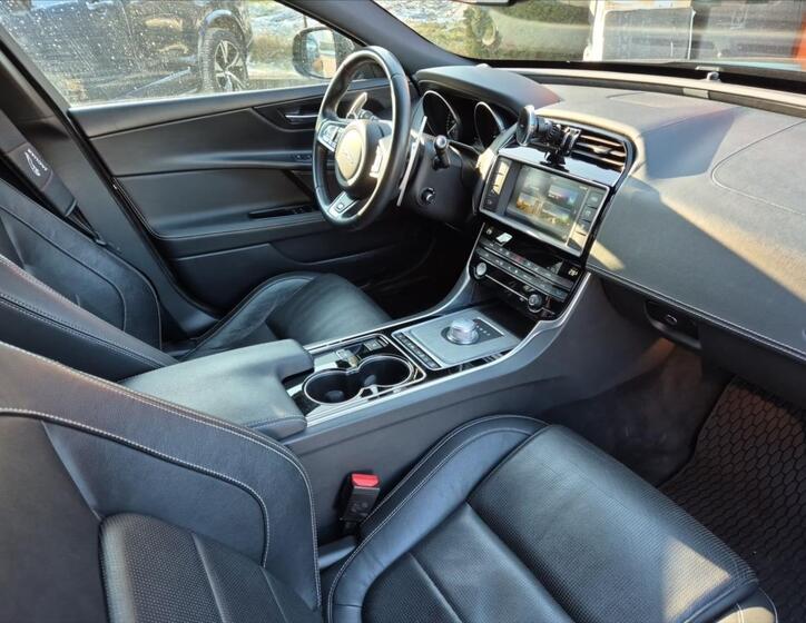 Jaguar XE 12