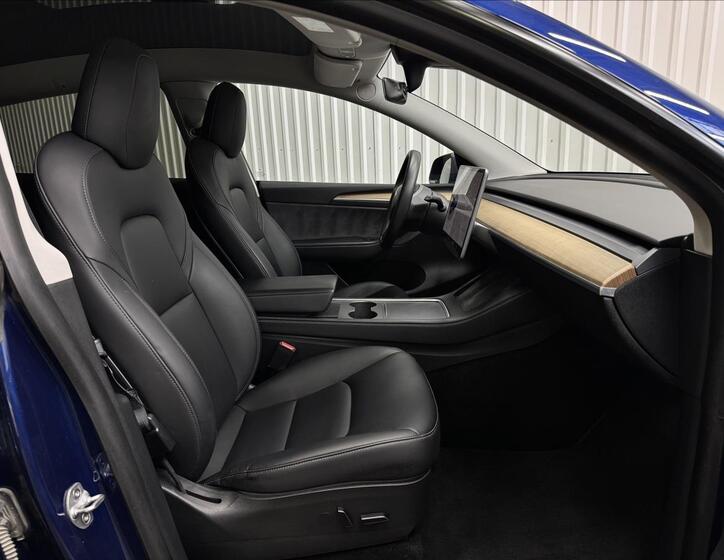 Tesla Model Y 32