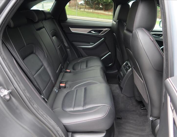 Jaguar F-Pace 23