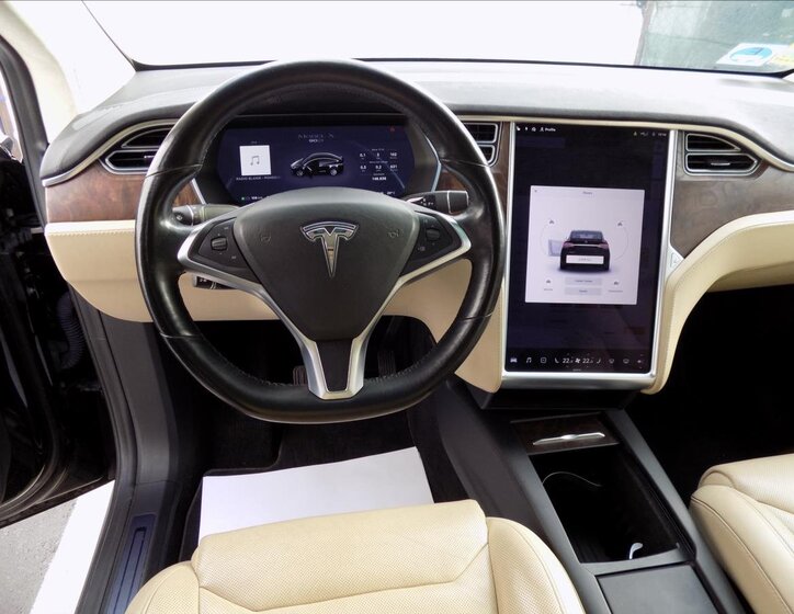 Tesla Model X 32