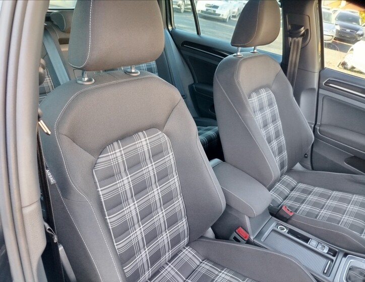 Volkswagen Golf 38