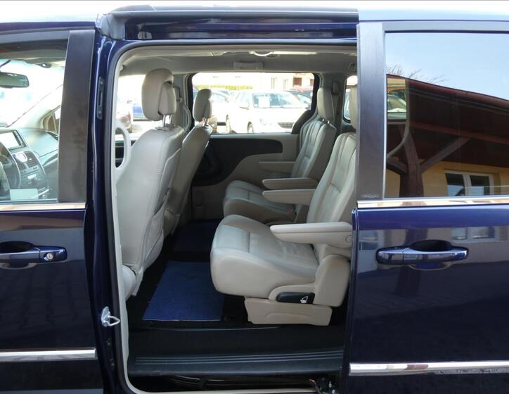 Chrysler Town & Country 13