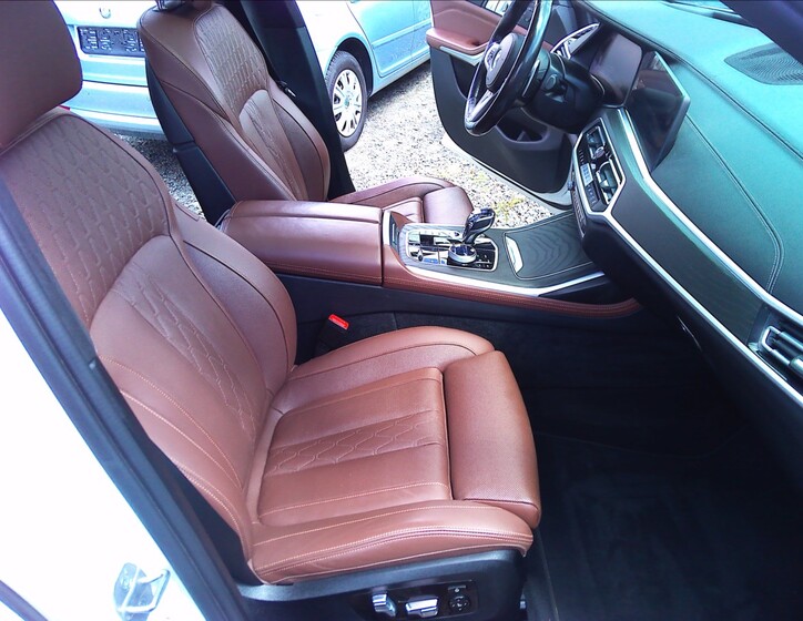BMW X7 8