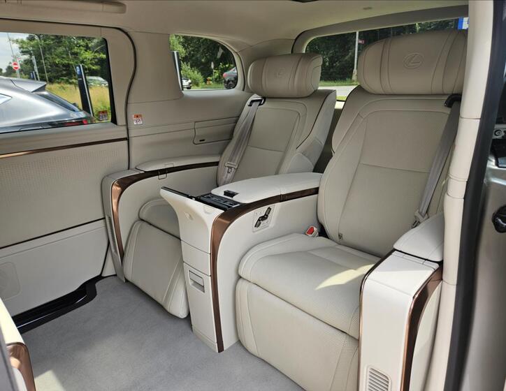 Lexus LM 350h 8