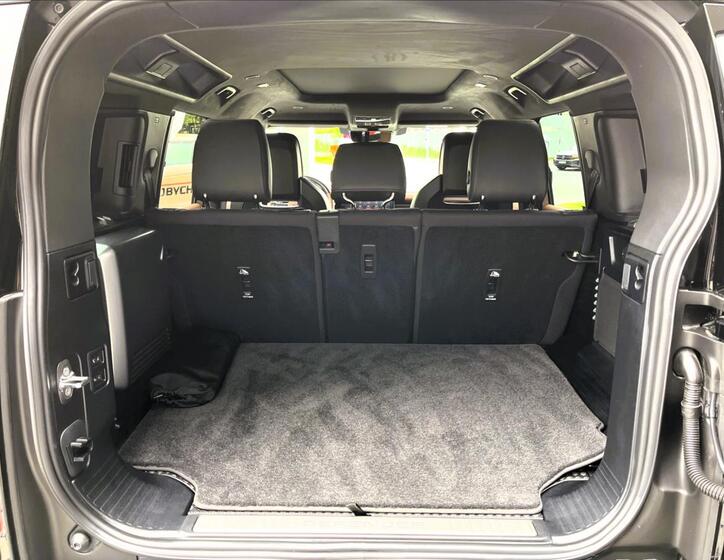 Land Rover Defender 10