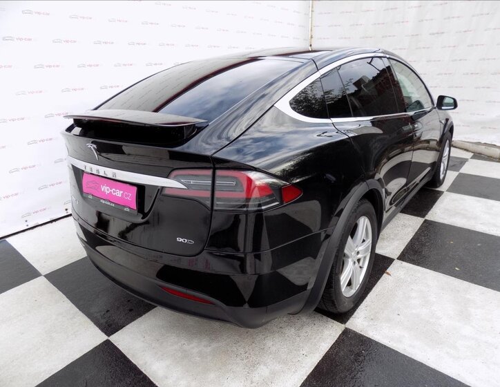 Tesla Model X 11