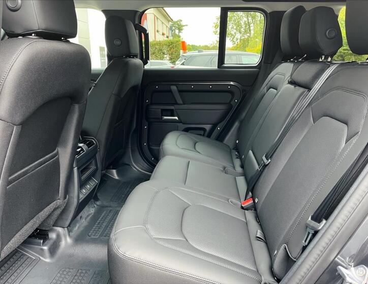 Land Rover Defender 16