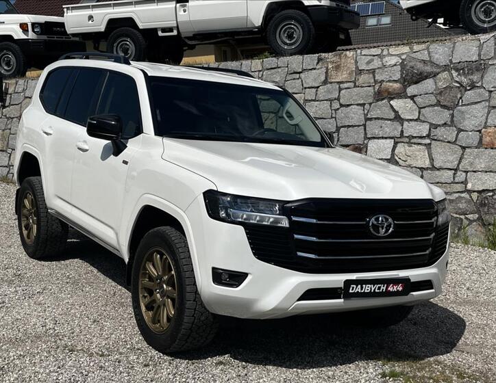 Toyota Land Cruiser 1