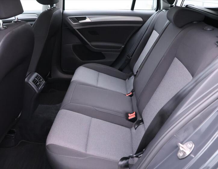 Volkswagen Golf 16