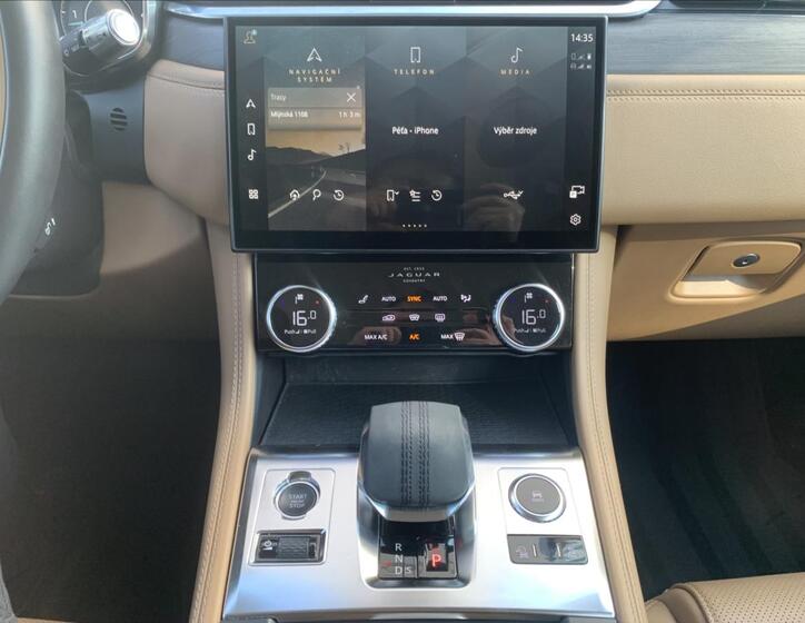 Jaguar F-Pace 16