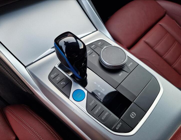 BMW i4 36