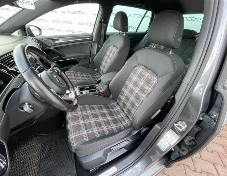 Volkswagen Golf 11