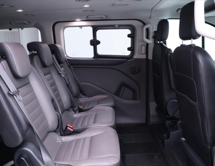 Ford Tourneo Custom 13