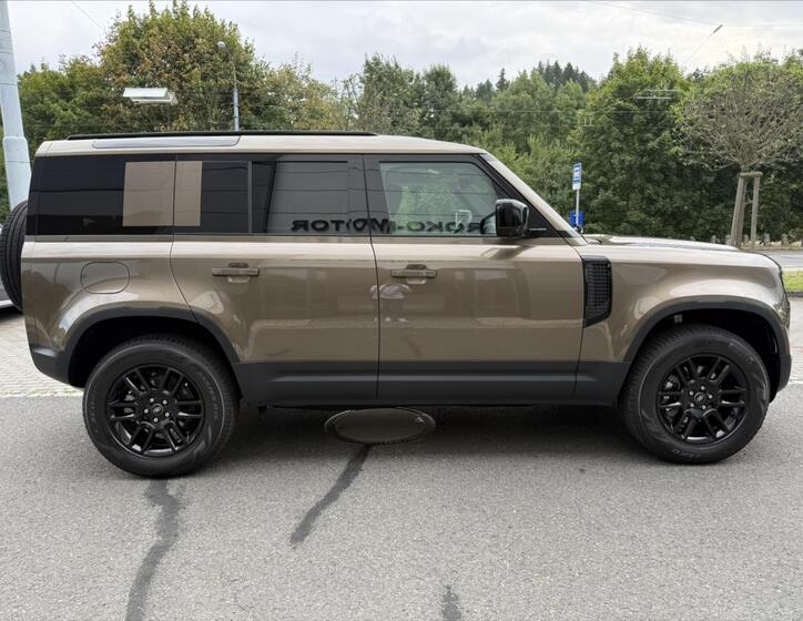 Land Rover Defender 6