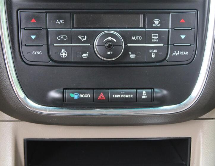 Chrysler Town & Country 27