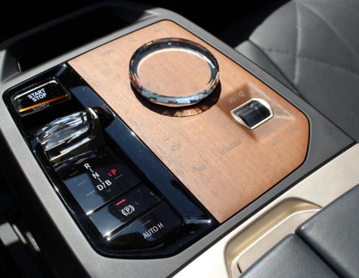 BMW iX 23