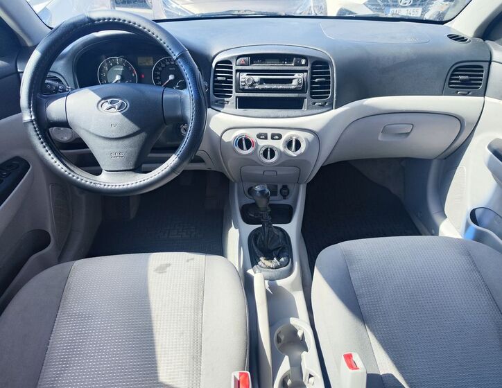 Hyundai Accent 12