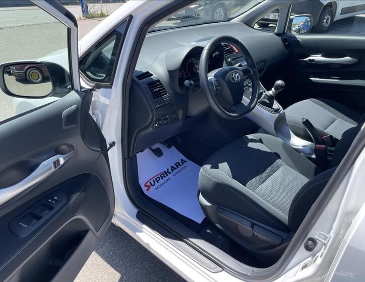 Toyota Auris 9