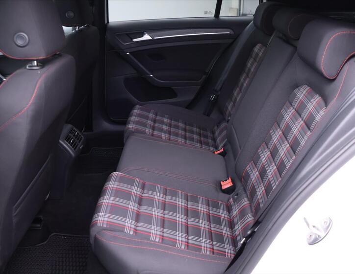 Volkswagen Golf 16
