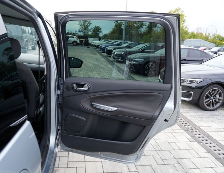 Ford Galaxy 18
