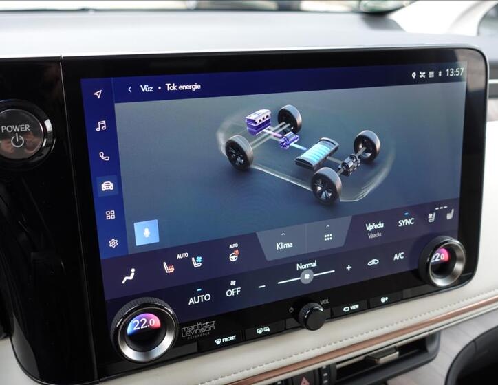 Lexus LM 350h 24